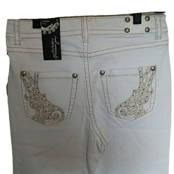 Style & Co. White Straight Leg Jeans with Embroidered Pockets - Size 6 - Picture 3 of 8